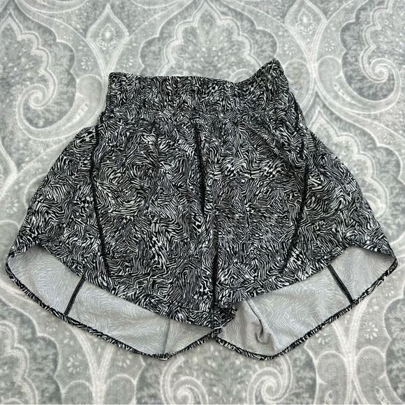 Lululemon Track That Mid-Rise Lined Short 5" - Picture 4 of 7